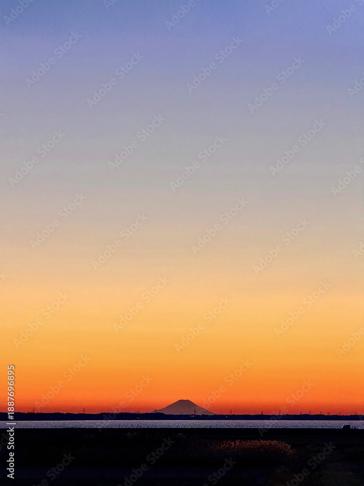 Obraz premium Silhouette of Mount Fuji at Sunset with Colorful Gradient Sky