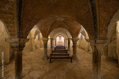 фотографія Vezelay Basilica crypt interior with Romanesque architecture
