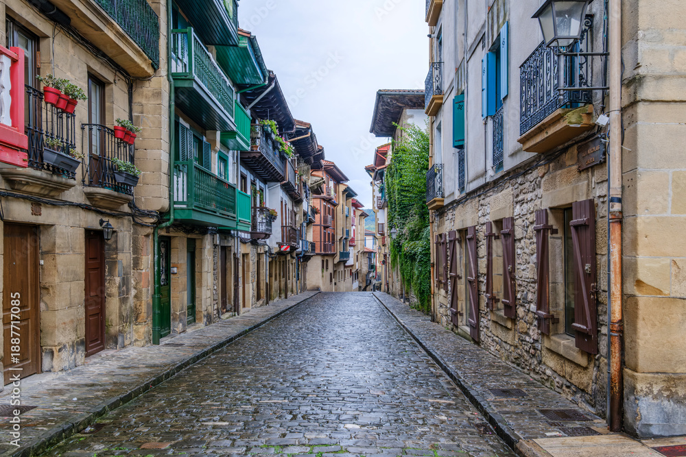 Obraz premium Hondarribia Old Town Street With Traditional Basque Balconies, Spain