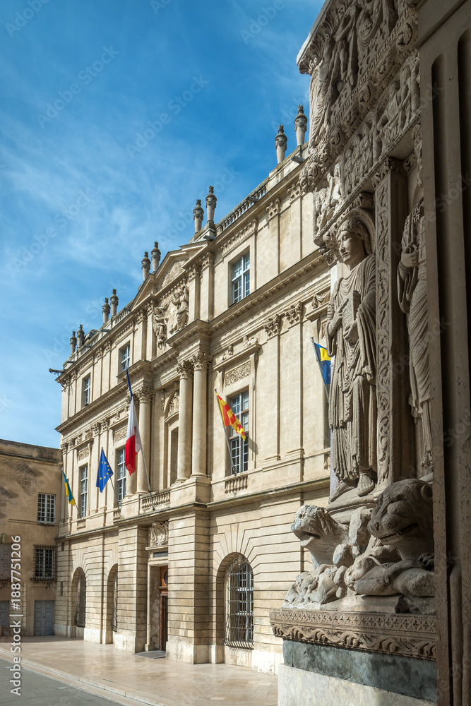 Fototapeta premium L'hôtel de ville d'Arles, situé sur la place de la République . Gard , France