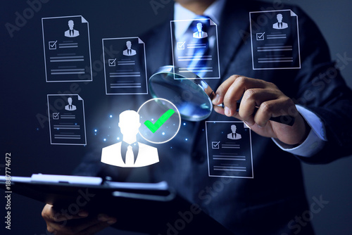 Foto recruitment concept with businessman holding clipboard and using magnifying glas