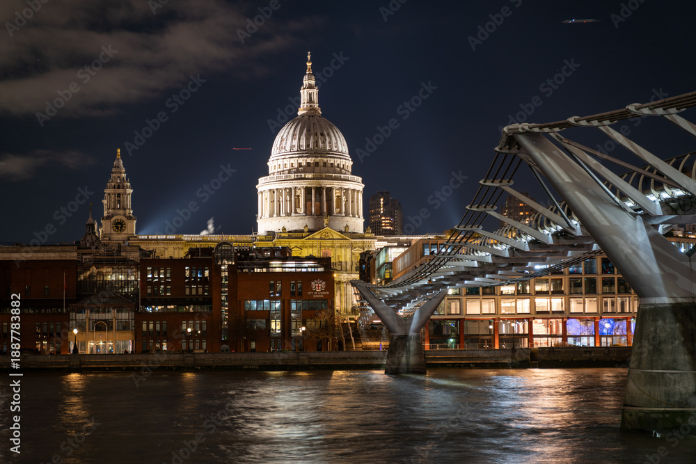 Fototapeta premium St. Paul's Cathedral illuminated at night