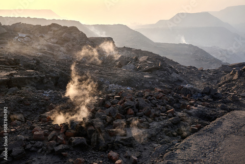 Foto Underground coal fire in rocky landscape