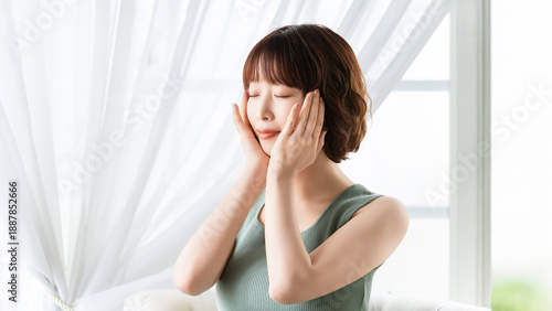 スキンケアで癒される若い女性のナチュラルイメージ, Young woman enjoying skincare, natural beauty concept Free Download スキンケアで癒される若い女性のナチュラルイメージ, Young woman enjoying skincare, natural beauty concept - GFXLoad