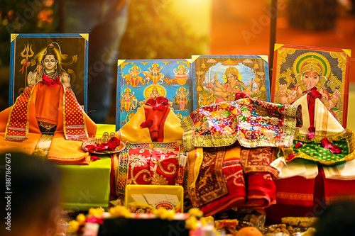 Bilde på lerret A vibrant Hindu altar with colorful statues and decorations
