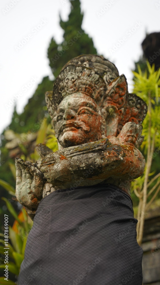 Obraz premium Ancient Balinese Stone Deity Statue