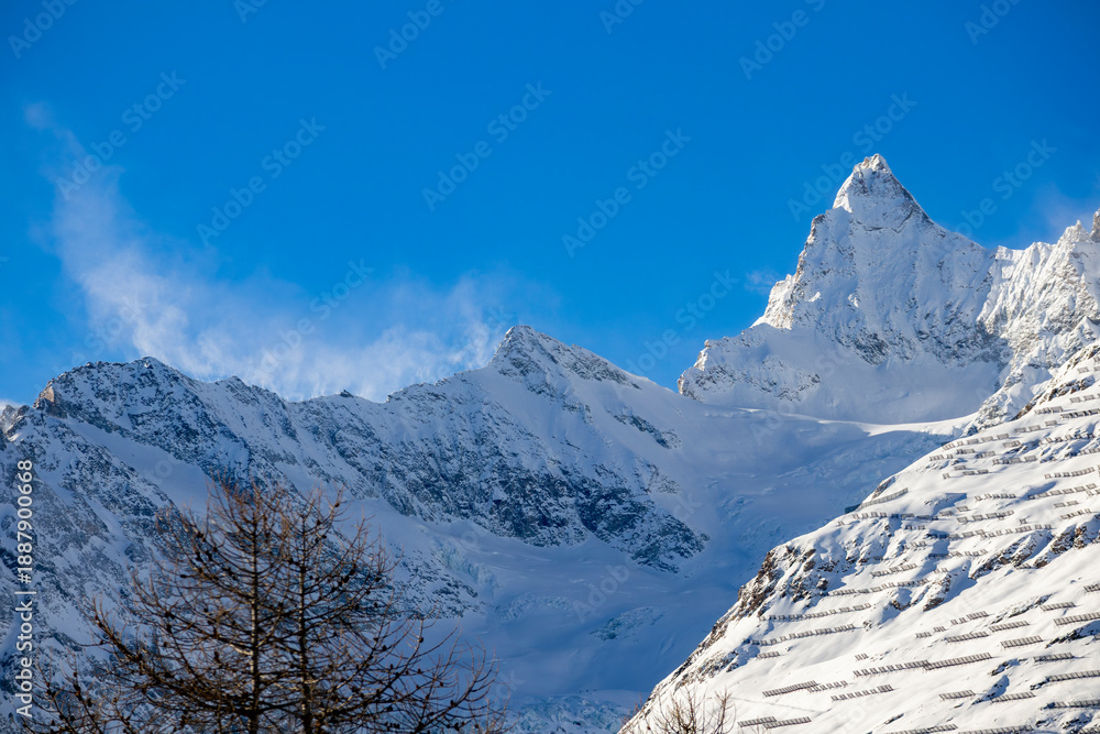 Obraz premium Rugged Snow Covered Mountains and Clear Blue Sky in Zermatt Swiss Alps