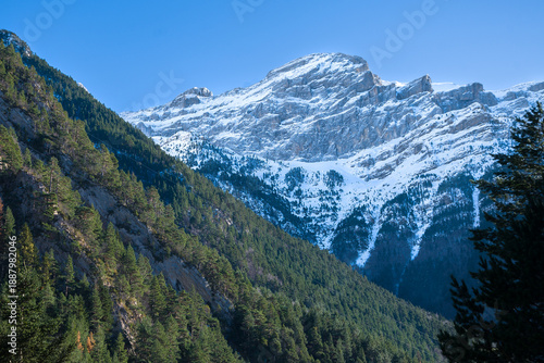 Valle de Bujaruelo (Huesca), con sus preciosas montañas nevadas. 