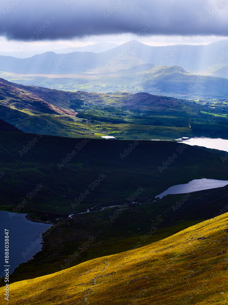 Φωτογραφία Scenic vista featuring Killarney Lakes and green hills bathed in soft light during a cloudy day in County Kerry, Ireland