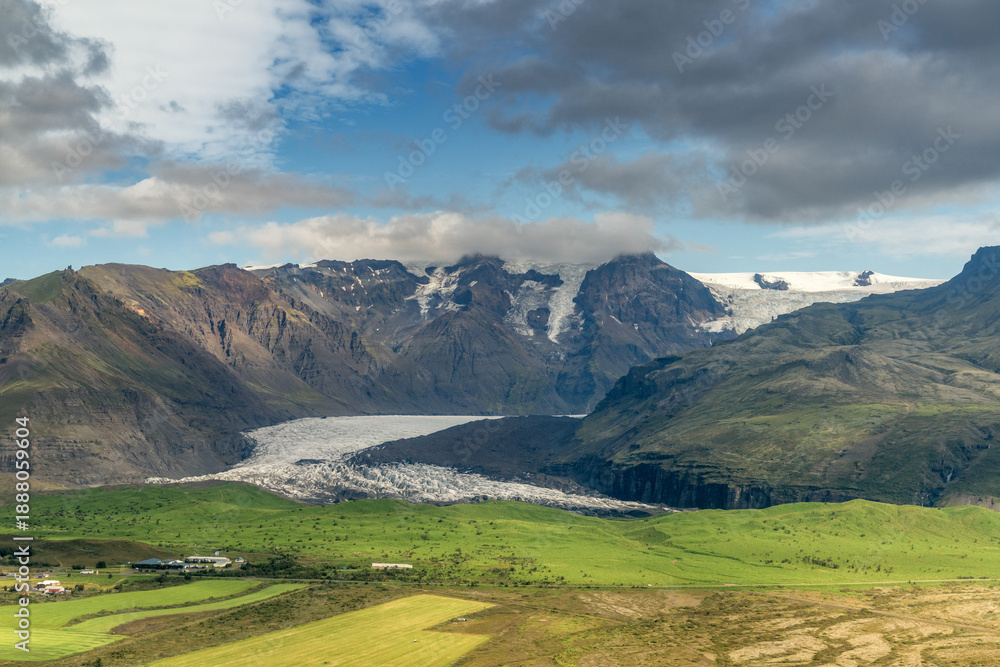 Obraz premium aerial view of the Vatnajokull Glacier system with the Skaftafell glacial tongue in the foreground