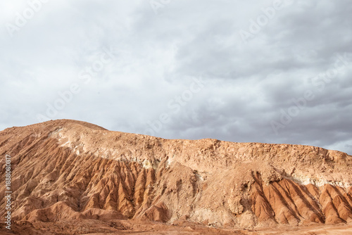 Foto Eroded desert ridge with layered earth tones and copy space