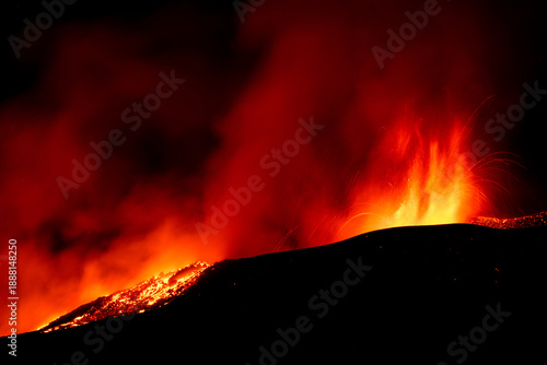 Nocturnal explosive activity from the summit area of ​​the Etna volcano