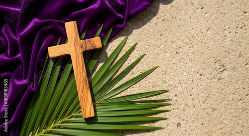 Cuadro en lienzo Easter sunday symbolism cross on palm leaves with purple cloth