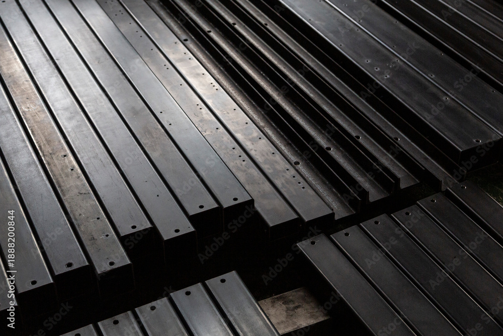 Obraz premium 工場で加工された黒皮鋼材のパーツ 建設・建築用の金属部材と製造インフラ