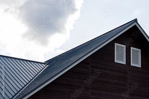 Wallpaper Mural モダンな建築美を象徴する金属屋根と外壁のディテール 住宅の設計とデザイン Torontodigital.ca