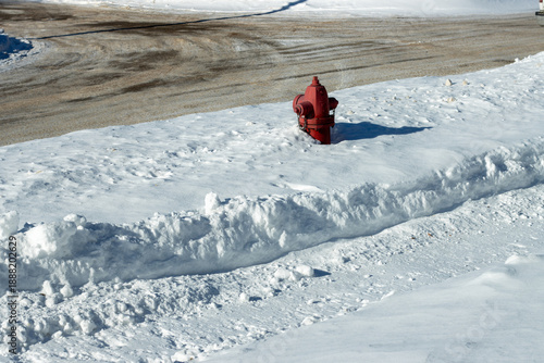 Fotografie A red fire hydrant in the snow