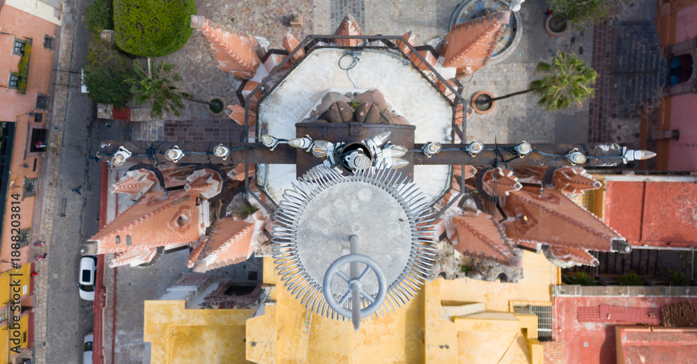 Fototapeta premium Top-down aerial view of the Parroquia de San Miguel Arcángel in San Miguel de Allende, Guanajuato, Mexico. The shot highlights the iconic neo-Gothic church and surrounding historic plaza.