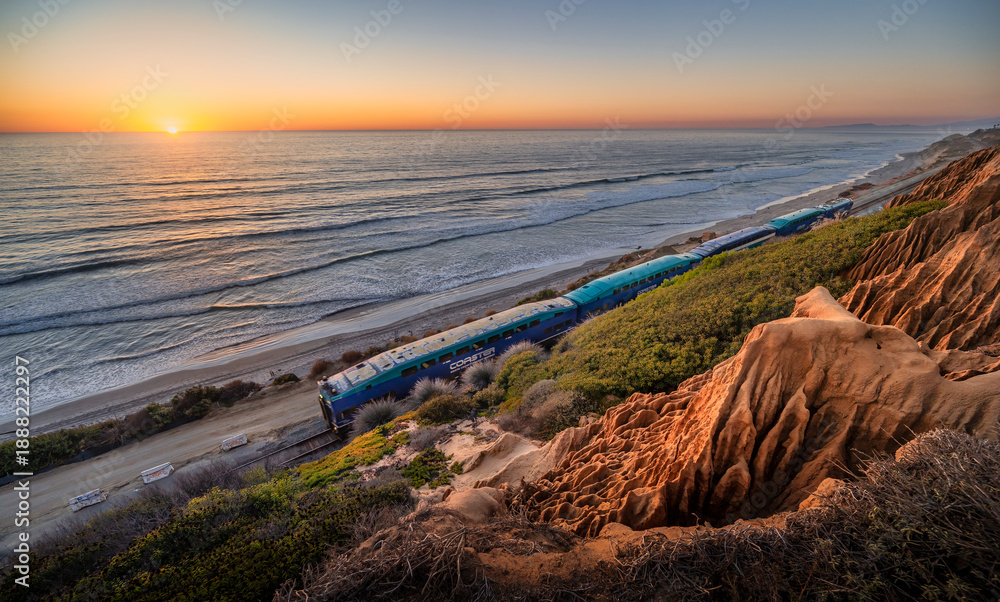 Φωτογραφία Pacific Surfliner Train in Del Mar, California