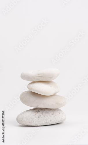Fotografia pile of white stones isolated on white background