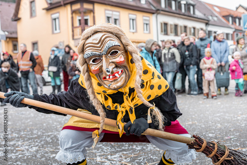 Fotografie hexe - winter - umzug - stadt - pose - mit besen