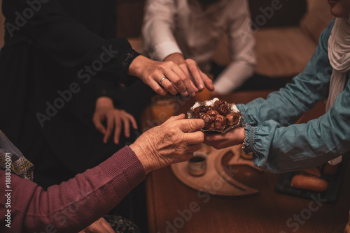 Foto Hands Sharing Dates During Ramadan Celebration Close-Up View of Generational Mus