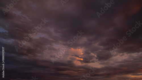 Canvastavla Breathtaking sunset featuring heavy, dark clouds illuminated by a fiery orange glow