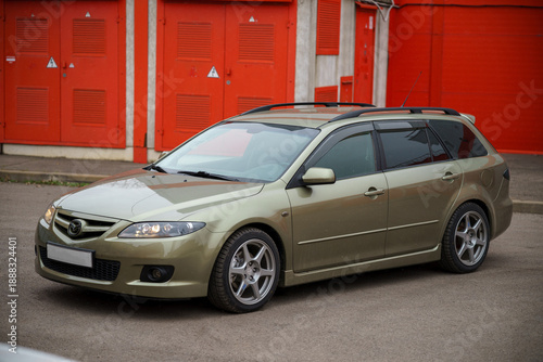 Ταπετσαρία December 23, 2025, Azov: A recently painted Mazda 6 station wagon