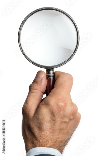 Mão de homem segurando uma lupa em fundo transparente