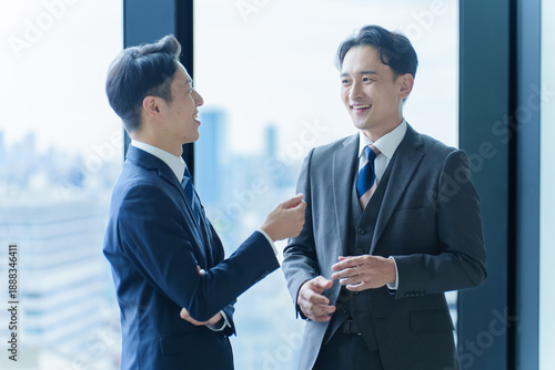 ビジネスパーソン　話す　相談　質問