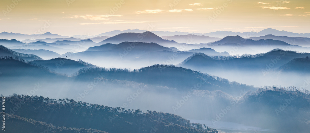 Fototapeta premium 겹겹산과 능선의 아침 풍경(첩첩산중)