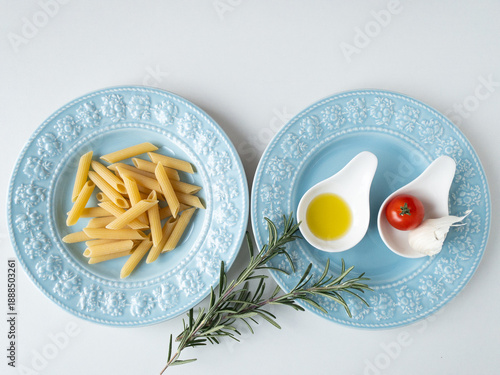 青い皿のペンネ