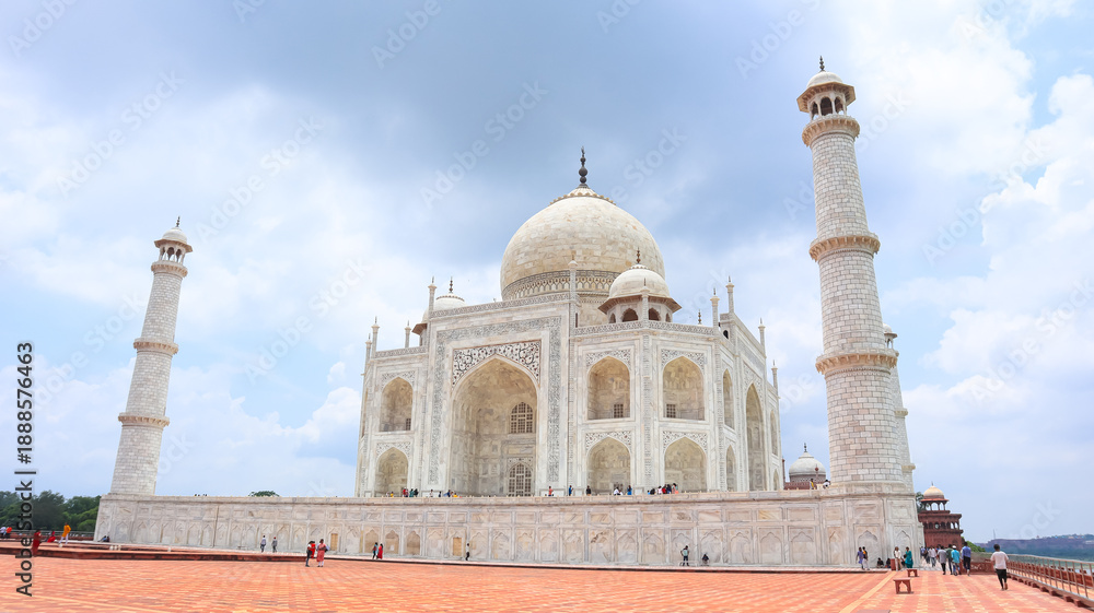 Fototapeta premium India, Uttar Pradesh, Agra, Beautiful Iconic Front View Taj Mahal, Wonders of India. Royal Mosque.