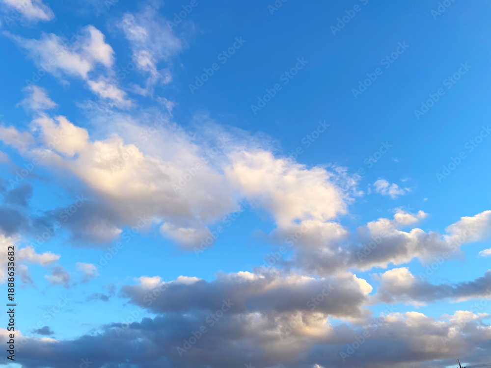 Obraz premium 夕暮れ時の空に浮かぶ雲たち