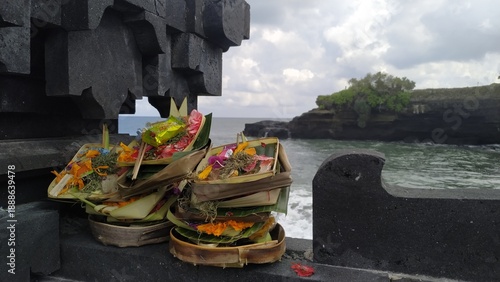 Fotografía Traditional Balinese offerings rest beside stone structure