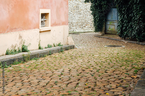 Rue de ville déserte. Méandre de la ville de Lyon. Vieille rue pavée lyonnaise. Ancienne route urbaine. Ruelle en France