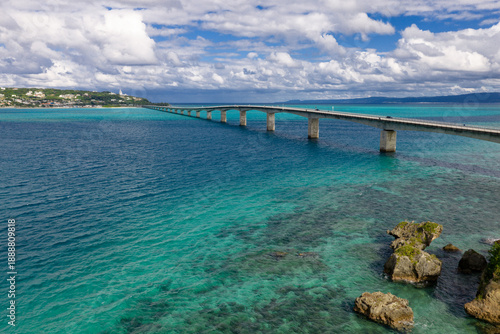 古宇利島と古宇利大橋（ドローンによる空撮）