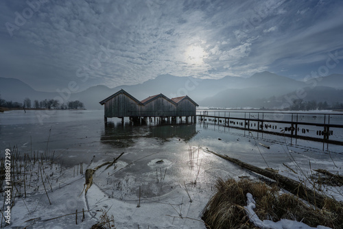 Die drei Bootshäuser in Schlehdorf am Kochelsee an einem Wintertag