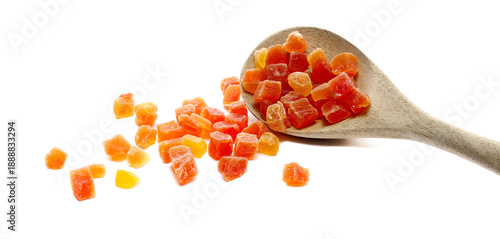 Foto Heap dried papaya cubes with sugar, candied fruit in wooden spoon isolated on wh
