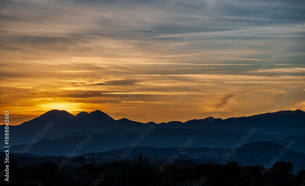 Obraz premium Sunset, especially in some Italian locations, such as Molise and the province of Isernia, is a magical moment that fills the heart with joy and serenity