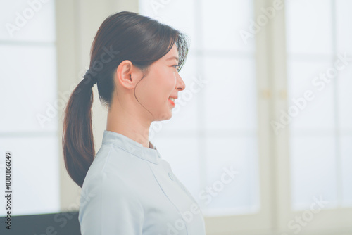 明るく清潔感のあるクリニックでにこやかに笑う20代女性看護師 Free Download 明るく清潔感のあるクリニックでにこやかに笑う20代女性看護師 - GFXLoad