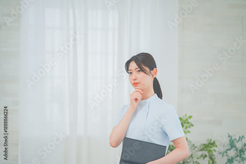 明るく清潔感のあるクリニックで考えるポーズをする20代女性看護師 Free Download 明るく清潔感のあるクリニックで考えるポーズをする20代女性看護師 - GFXLoad