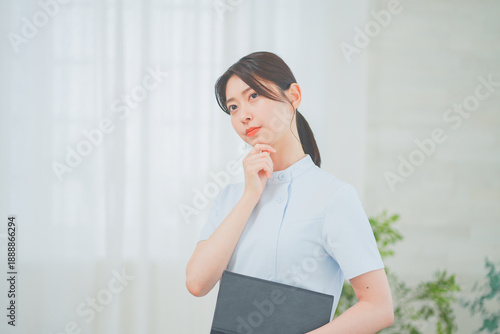 明るく清潔感のあるクリニックで考えるポーズをする20代女性看護師 Free Download 明るく清潔感のあるクリニックで考えるポーズをする20代女性看護師 - GFXLoad