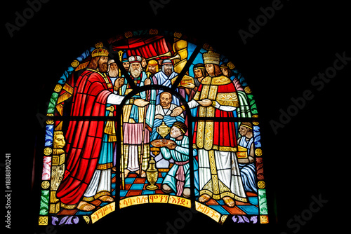 Foto Intricate Stained Glass Window Depicting the Meeting of King Solomon and the Que