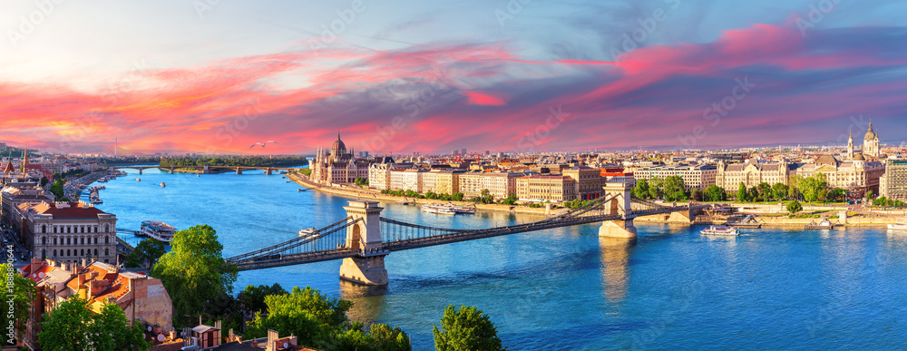 Obraz premium Skyline sunset view of Budapest with Parliament building, Chain Bridge and Danube river, Hungary