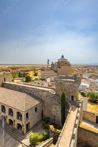 Foto Oropesa castle walls overlooking historic Toledo town