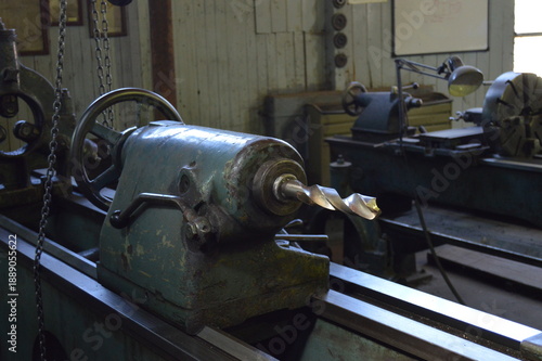 Tornos en taller de mantenimiento Tren La Trochita, El Maiten