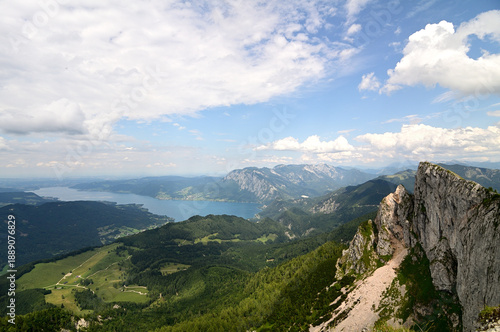 Blick auf den Attersee vom Schafberg aus bei St. Wolfgang, Österreich.
Attersee / Lake Atter, view from the mountain Schafberg near St. Wolfgang, Austria
