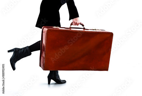 Schwerer antiker koffer geragen von jemand vor weissem hintergrund