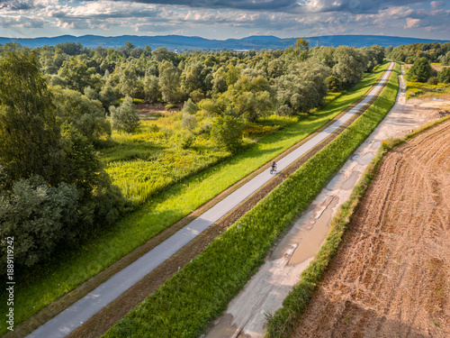 Trasa rowerowa VeloNatura (fragment EuroVelo 11) w okolicach Nowego Sącza to asfaltowa, płaska i odseparowana od ruchu samochodowego ścieżka wzdłuż rzeki Poprad i Dunajec.