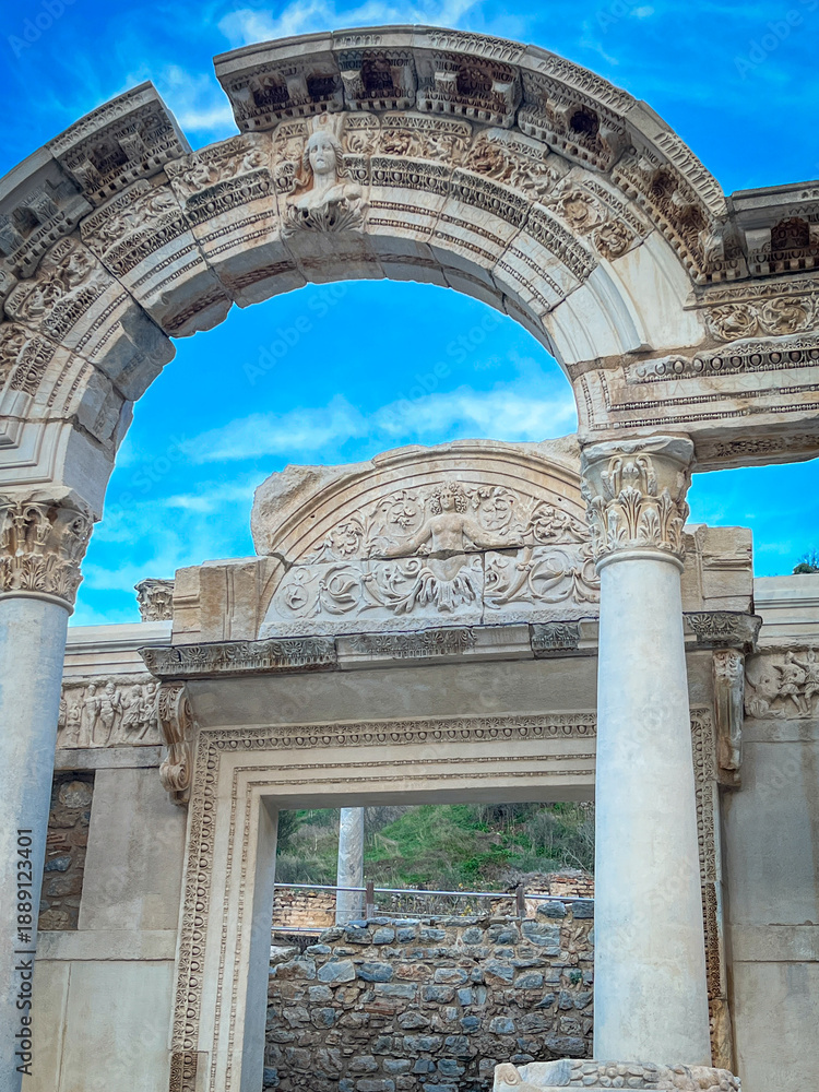 Obraz premium Hadrian Temple Archway Frames Vivid Blue Sky with Ornate Reliefs Ephesus
